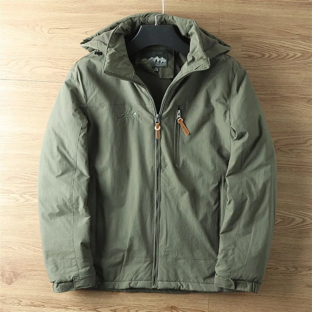 Olivfarbene Winterjacke mit Fleecefutter und Kapuze