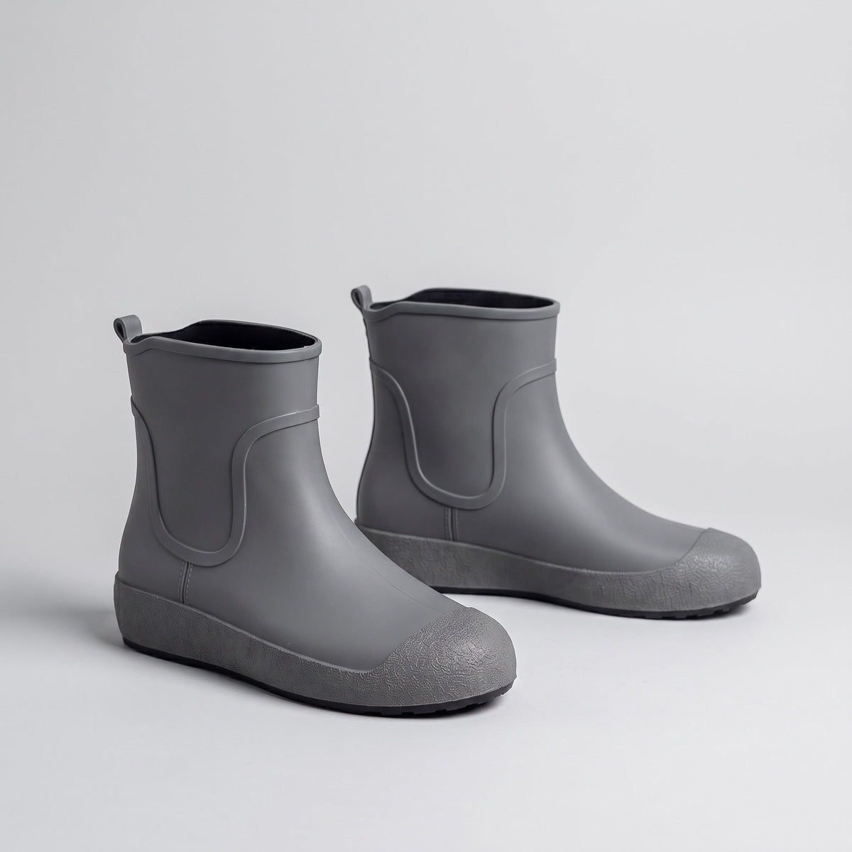Graue Gummistiefel Herren, kurzer Schaft, freigestellt auf hellgrauem Hintergrund | Chaps Herrenmode