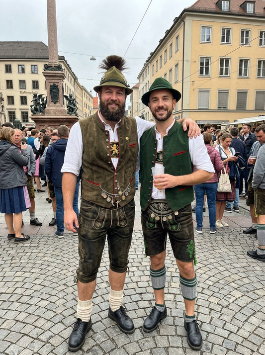 Lederhose Herren: das komplette Oktoberfest-Outfit vom Hemd bis zu den Haferlschuhen