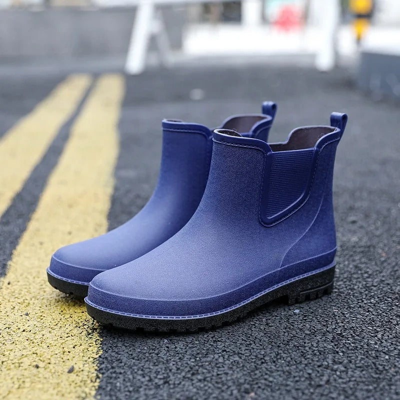 Blaue Gummistiefel mit elastischem Einsatz, freistehend auf Asphaltstraße fotografiert | Chaps Herrenmode