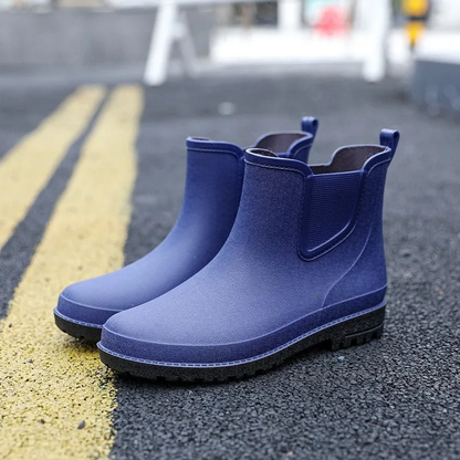 Blaue Gummistiefel mit elastischem Einsatz, freistehend auf Asphaltstraße fotografiert | Chaps Herrenmode