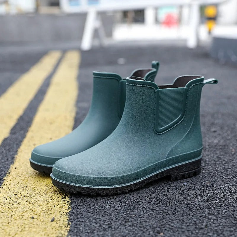 Grüne Gummistiefel mit Chelsea-Elastikeinsatz, freistehend auf Straße fotografiert | Chaps Herrenmode