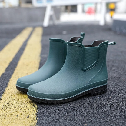 Grüne Gummistiefel mit Chelsea-Elastikeinsatz, freistehend auf Straße fotografiert | Chaps Herrenmode