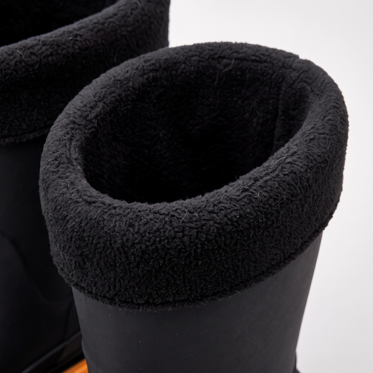 Schwarzer Gummistiefel mit Fleecefutter, Nahaufnahme des Schafts, freigestellt | Chaps Herrenmode