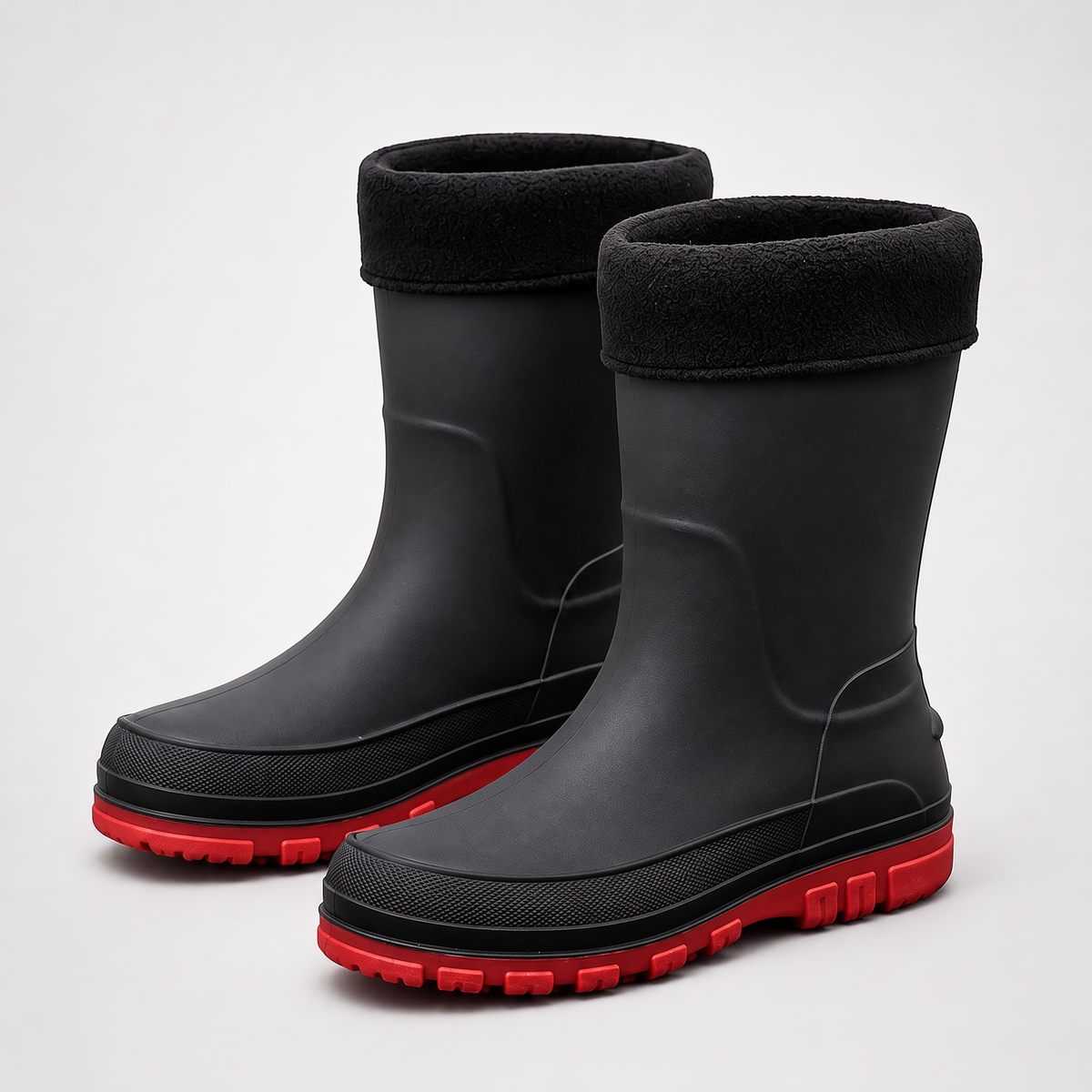 Schwarze Gummistiefel mit roter Sohle und Fleecefutter, freigestellt fotografiert | Chaps Herrenmode