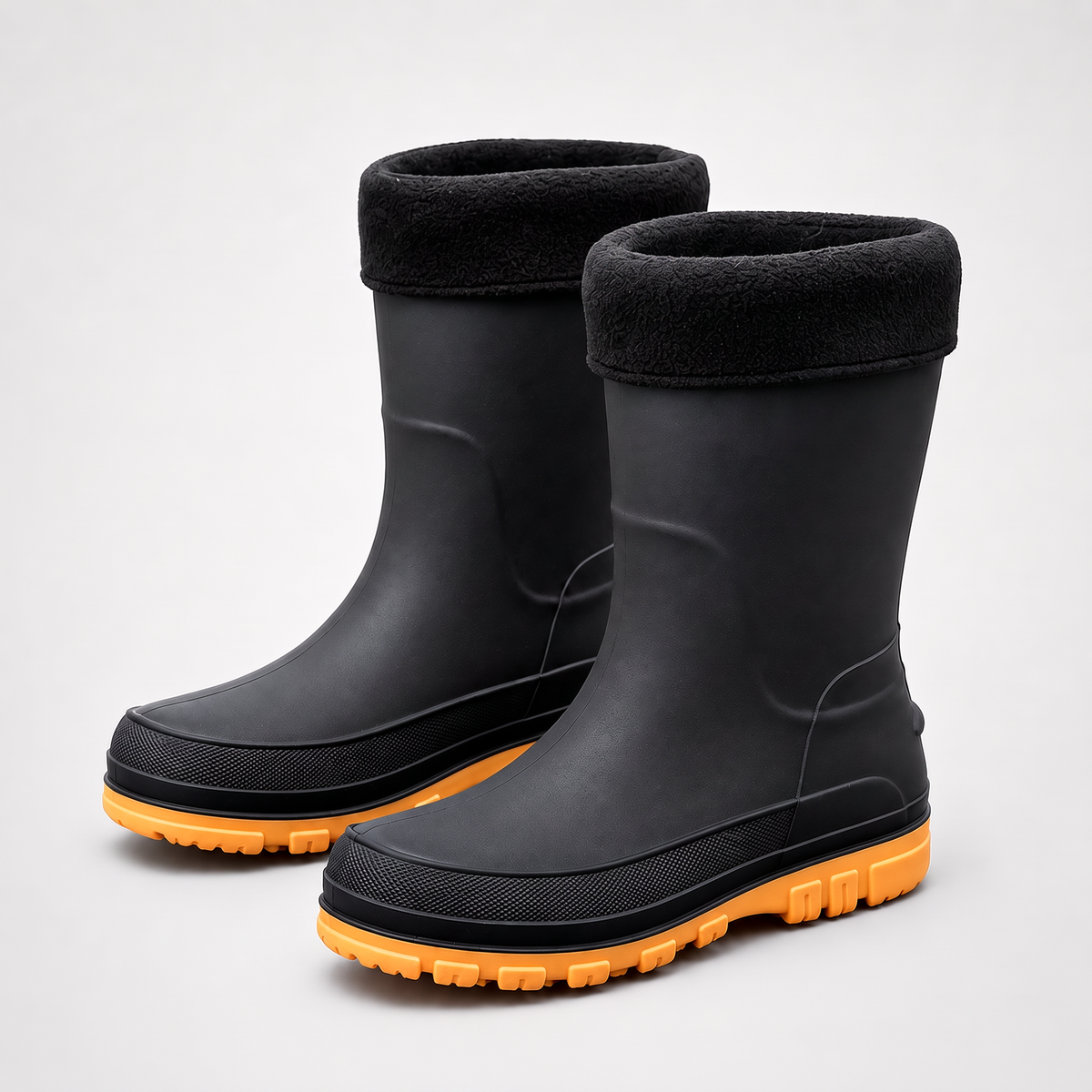 Schwarze Gummistiefel mit Fleecefutter und oranger Sohle, freigestellt | Chaps Herrenmode