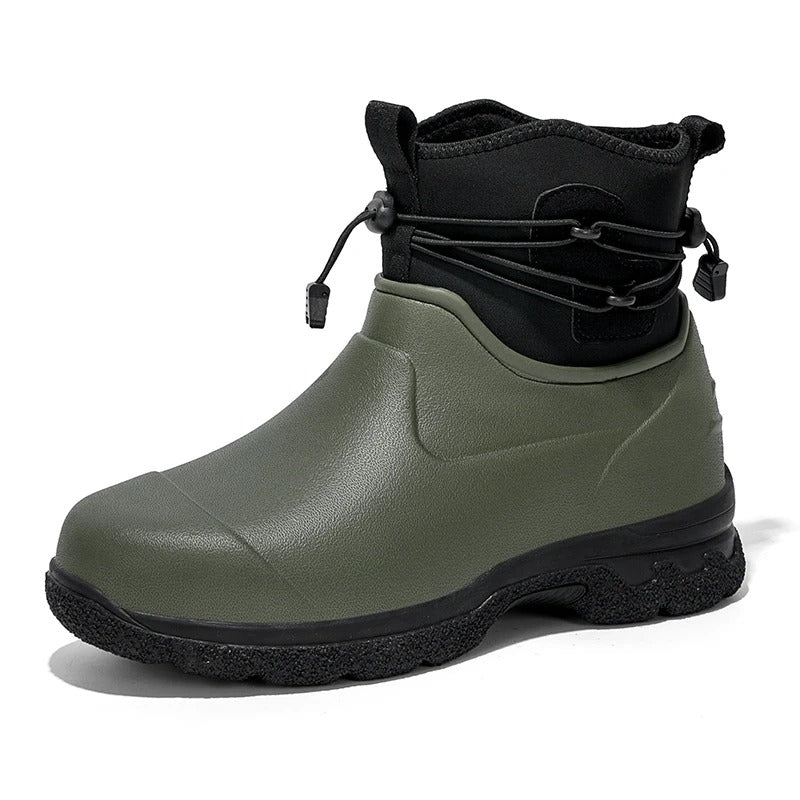 Grüner Gummistiefel mit schwarzem Schaft und elastischem Schnürzug, freigestellt | Chaps Herrenmode