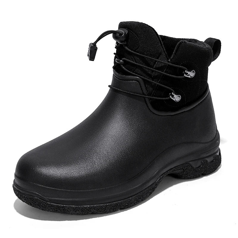 Schwarzer Gummistiefel mit Schnürung, seitliche Ansicht, freigestellt auf weißem Hintergrund | Chaps Herrenmode