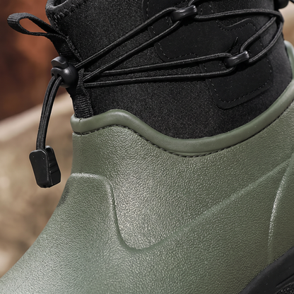 Grüner Gummistiefel mit schwarzem Schaft und elastischem Schnürzug, Nahaufnahme | Chaps Herrenmode