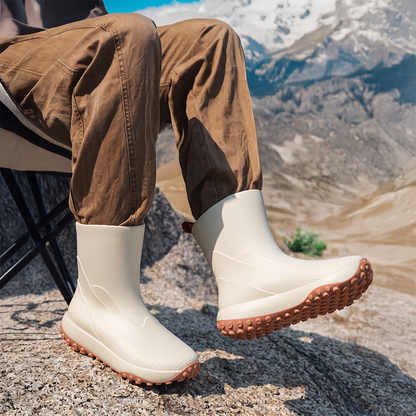 Beige Gummistiefel für Herren, getragen in den Bergen