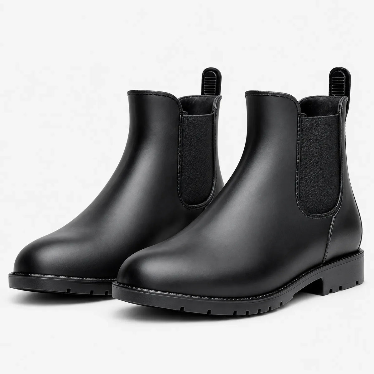 Paar schwarze Gummistiefel im Chelsea-Stil mit elastischen Seiteneinsätzen und Zuglasche