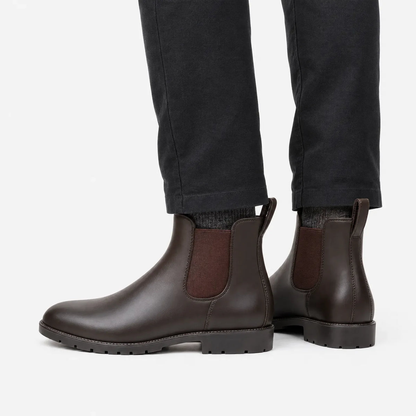 Braune Chelsea-Gummistiefel zu dunkelgrauer Hose, Seitenansicht