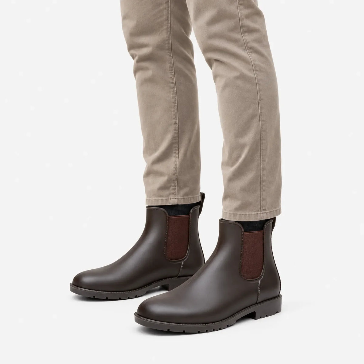Braune Chelsea-Gummistiefel zu beiger Chino