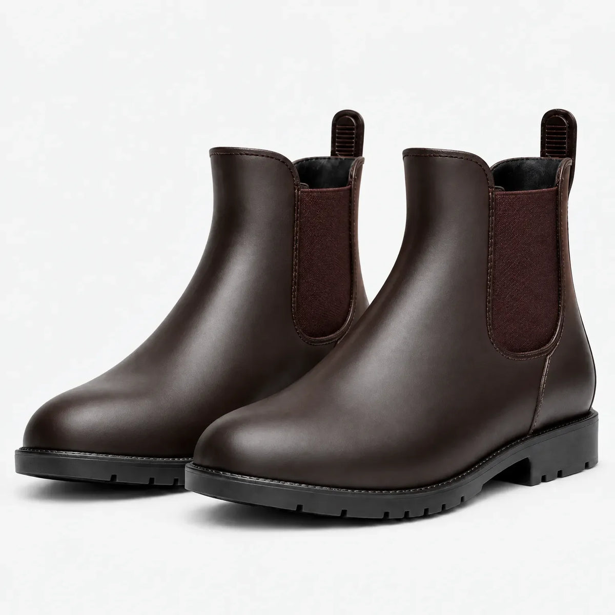 Paar braune Gummistiefel im Chelsea-Stil mit Zuglasche und Profilsohle