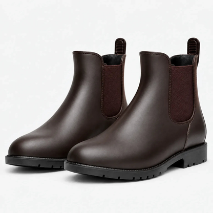 Paar braune Gummistiefel im Chelsea-Stil mit Zuglasche und Profilsohle