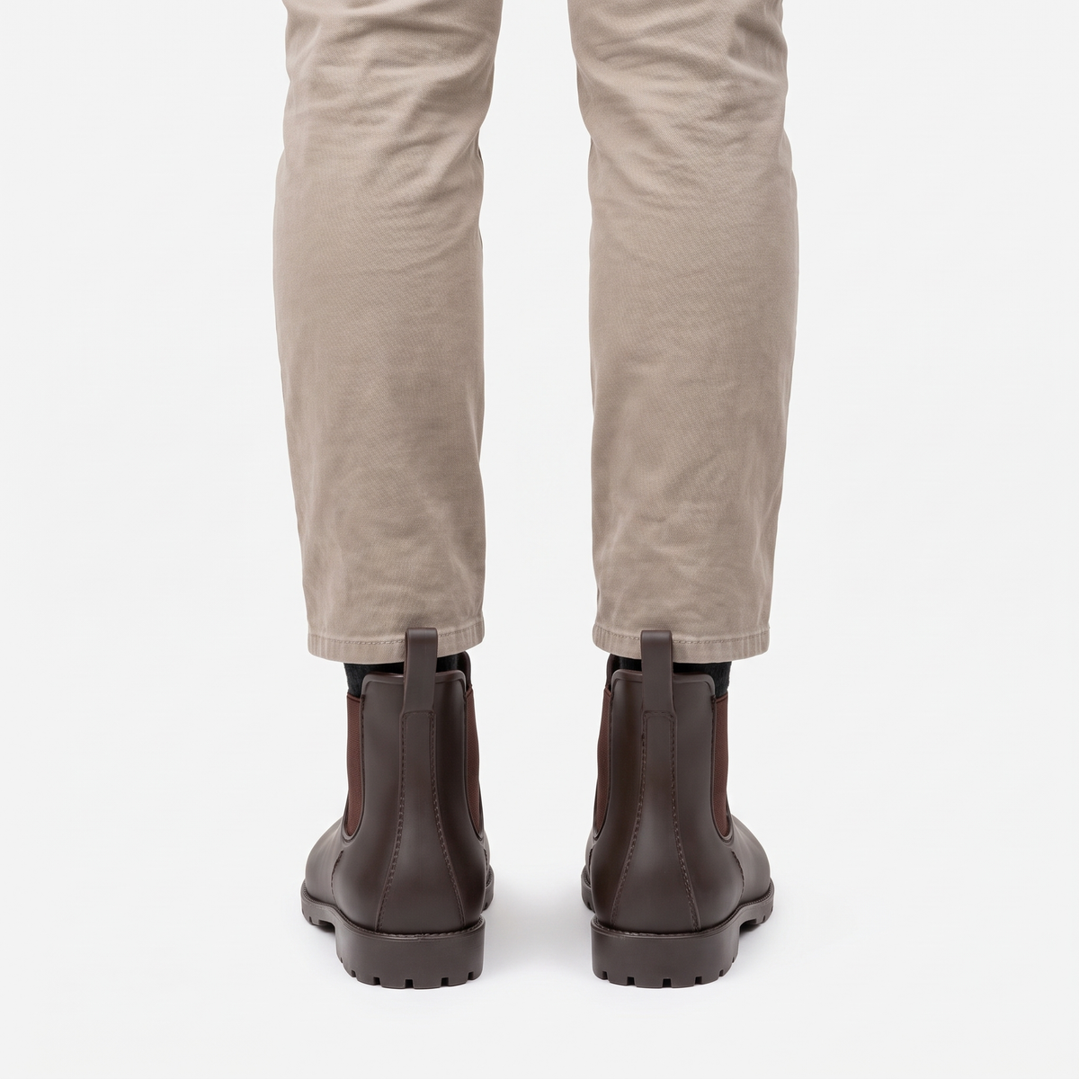 Braune Chelsea-Gummistiefel von hinten mit Zuglaschen