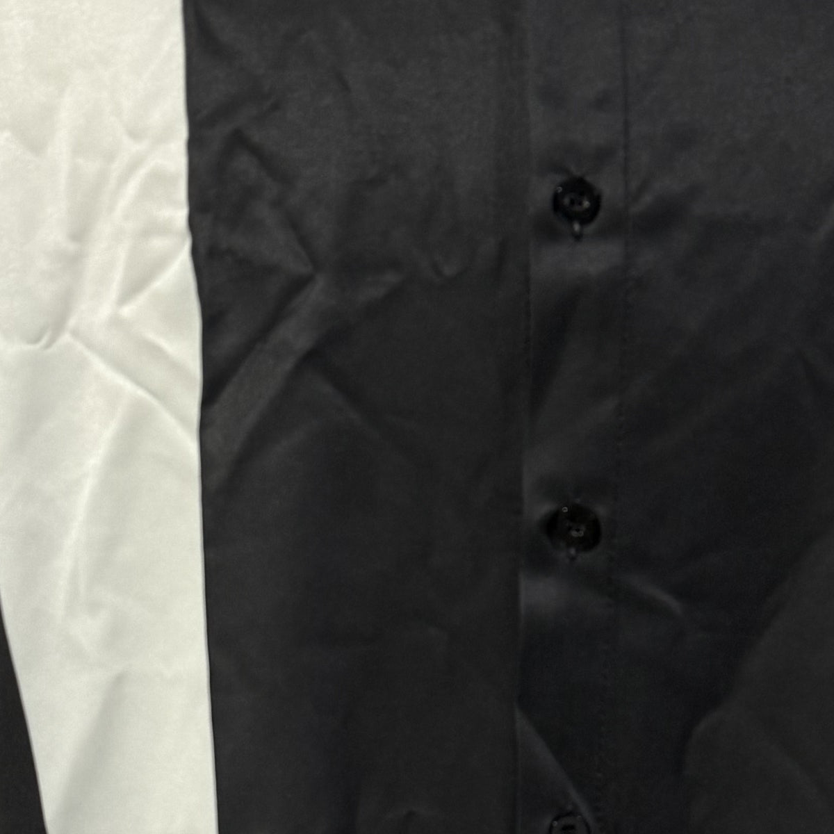 Kurzarmhemd gestreift Herren – Nahaufnahme des glatten Polyester-Stoffs mit Kontraststreifen und Knopfleiste