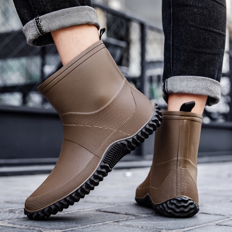 Braune Gummistiefeletten für Herren, mit Jeans getragen