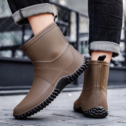 Braune Gummistiefeletten für Herren, mit Jeans getragen