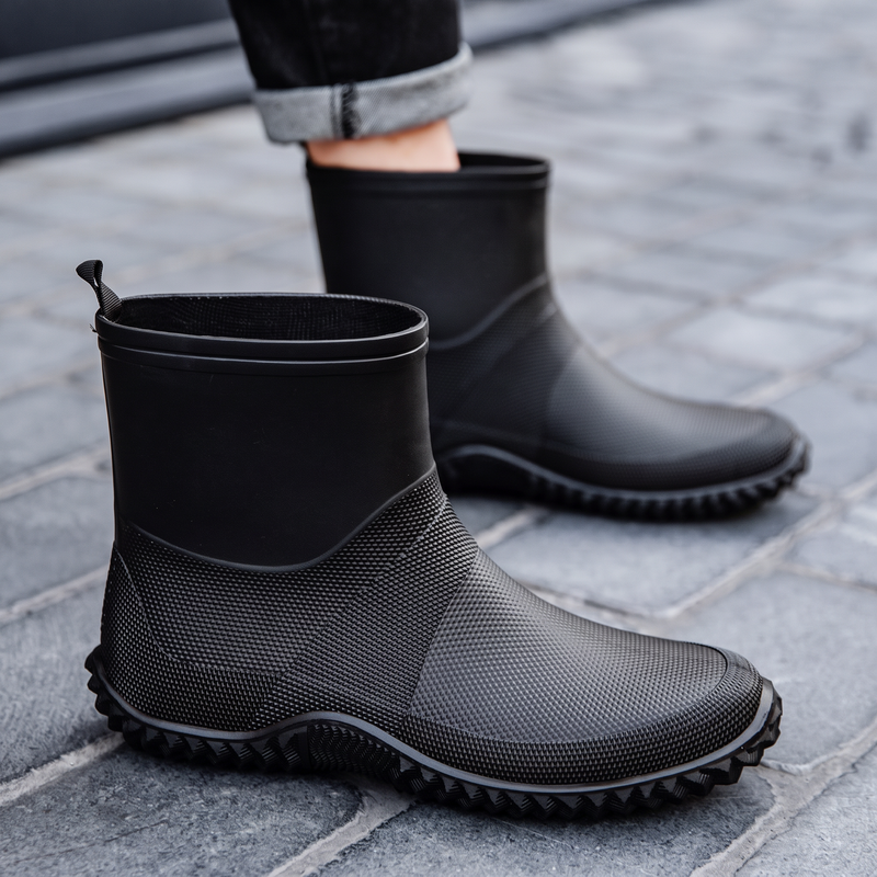 Schwarze Gummistiefeletten für Herren, auf der Straße getragen