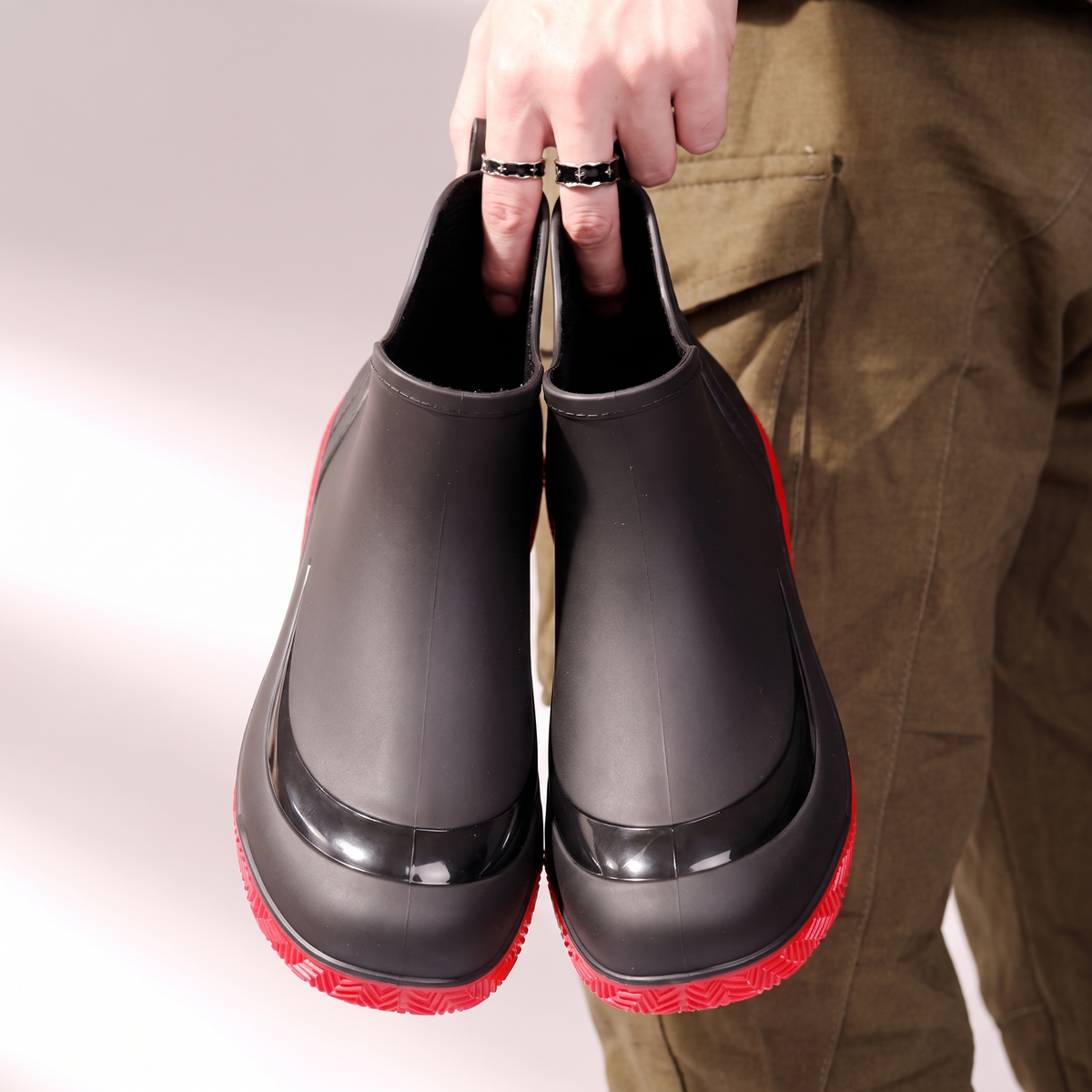 Schwarze Gummistiefel mit roter Sohle, Vorderansicht
