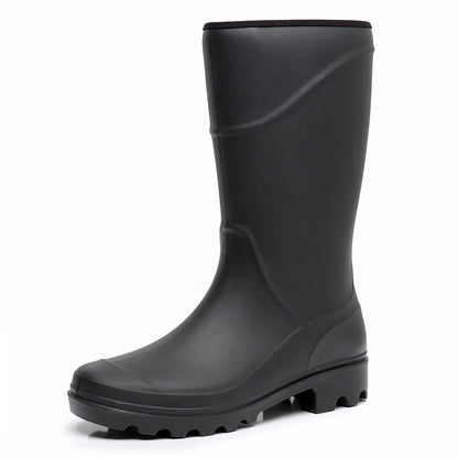 Schwarzer hoher Gummistiefel mit profilierter Sohle, freigestellt ohne Person | Chaps Herrenmode