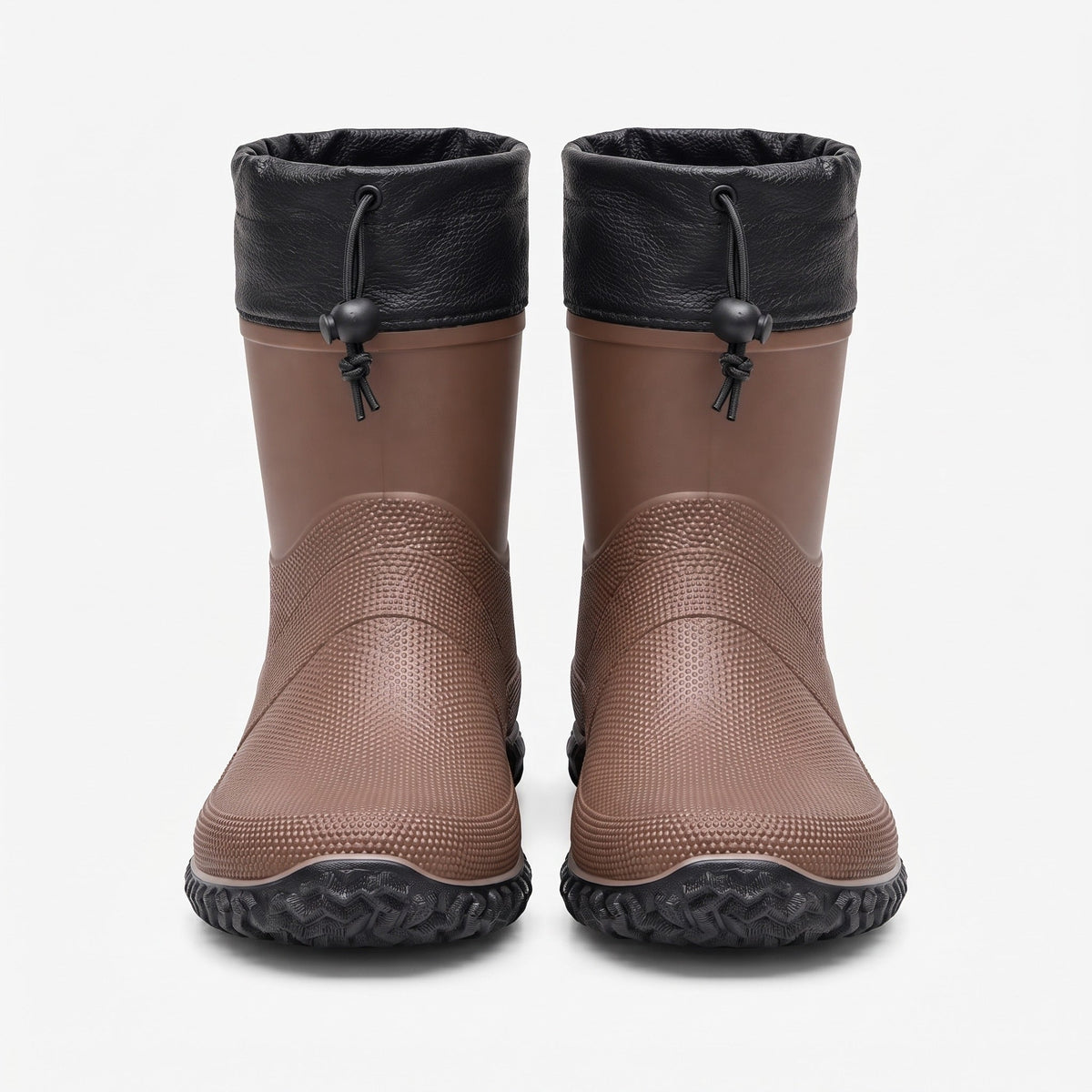 Braune Gummistiefel mit schwarzem Kragen und Kordelzug, frontal fotografiert | Chaps Herrenmode