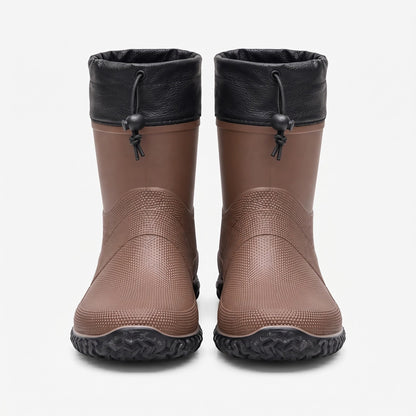 Braune Gummistiefel mit schwarzem Kragen und Kordelzug, frontal fotografiert | Chaps Herrenmode