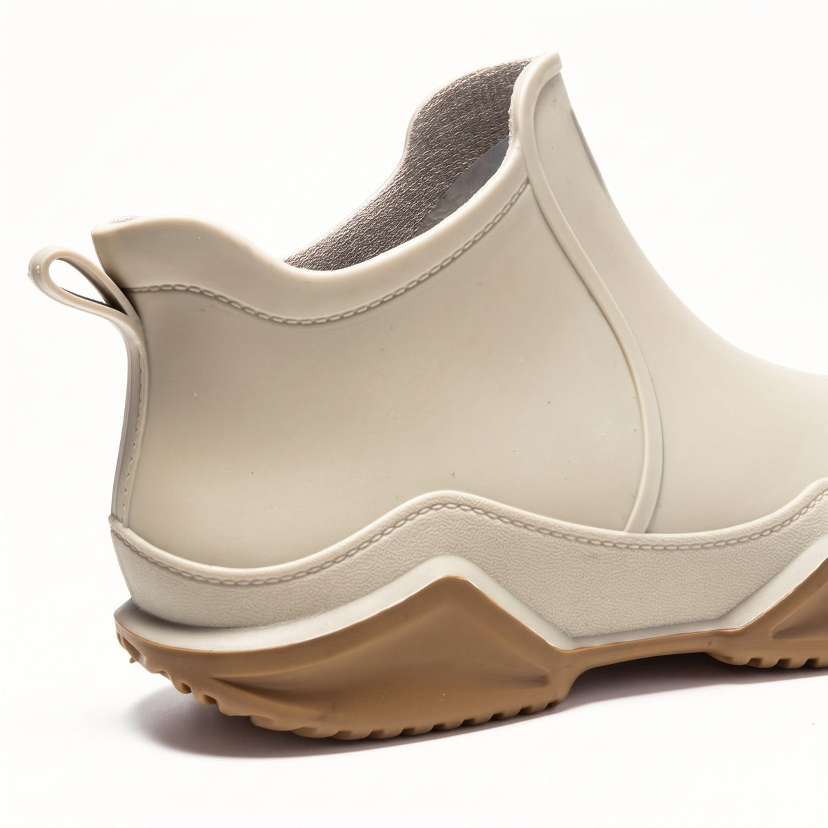 Beige Regenstiefelette mit Wellensohle, Nahaufnahme der Ferse, freigestellt fotografiert | Chaps Herrenmode