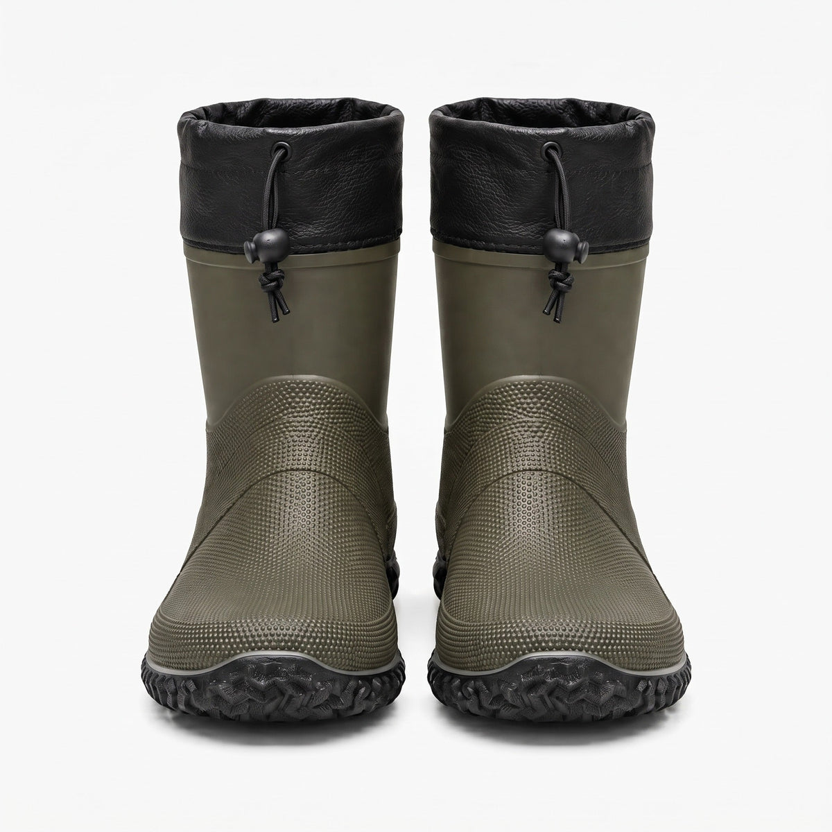 Olivgrüne Gummistiefel mit schwarzem Kragen und Kordelzug, frontal fotografiert | Chaps Herrenmode
