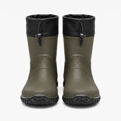 Olivgrüne Gummistiefel mit schwarzem Kragen und Kordelzug, frontal fotografiert | Chaps Herrenmode