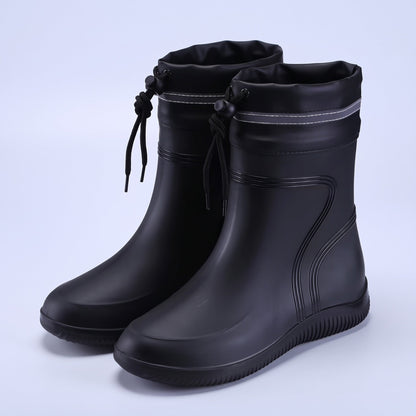 Schwarze Gummistiefel mit Kordelzug am Schaft, freigestellt ohne Person | Chaps Herrenmode