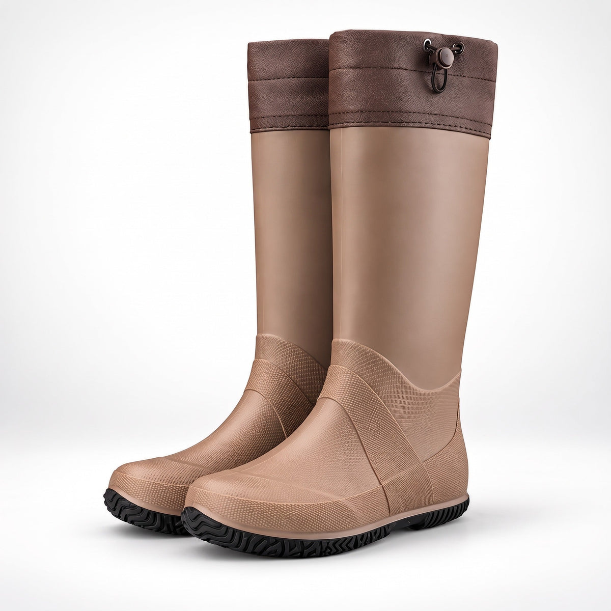 Hohe Gummistiefel in Braun mit Stulpe und Kordelzug, freigestellt | Chaps Herrenmode