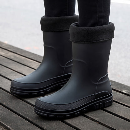 Schwarze Gummistiefel mit Fleecestulpe, getragen von einer Person auf Holzsteg | Chaps Herrenmode