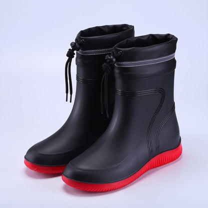 Schwarze Gummistiefel mit rotem Sohlenprofil und Kordelzug, freigestellt fotografiert | Chaps Herrenmode