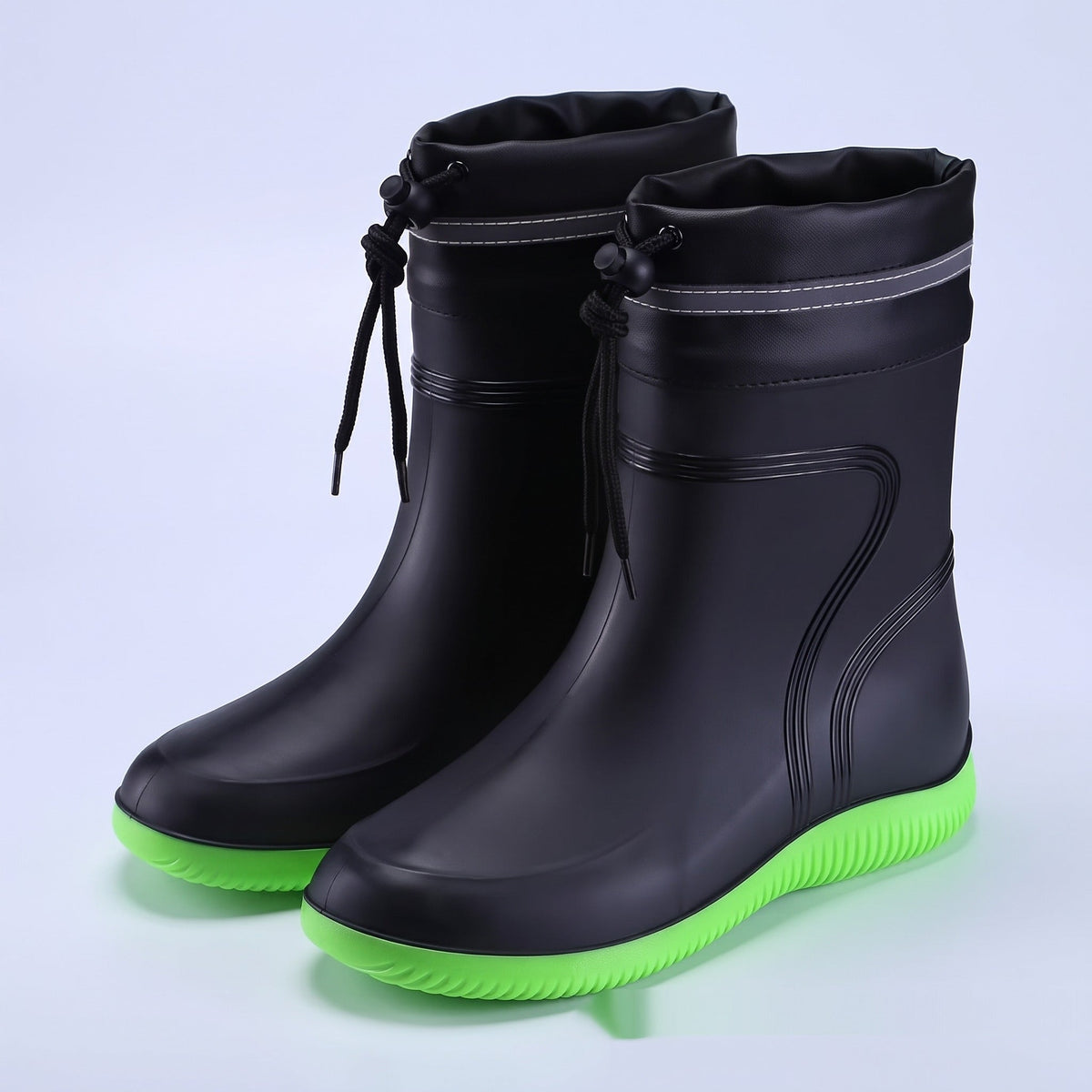 Schwarze Gummistiefel mit grüner Sohle, Zugband am Schaft, freigestellt | Chaps Herrenmode