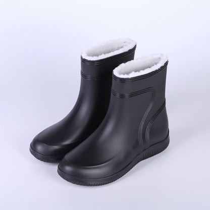 Schwarze kurze Gummistiefel mit weißem Plüschfutter, freigestellt ohne Person | Chaps Herrenmode