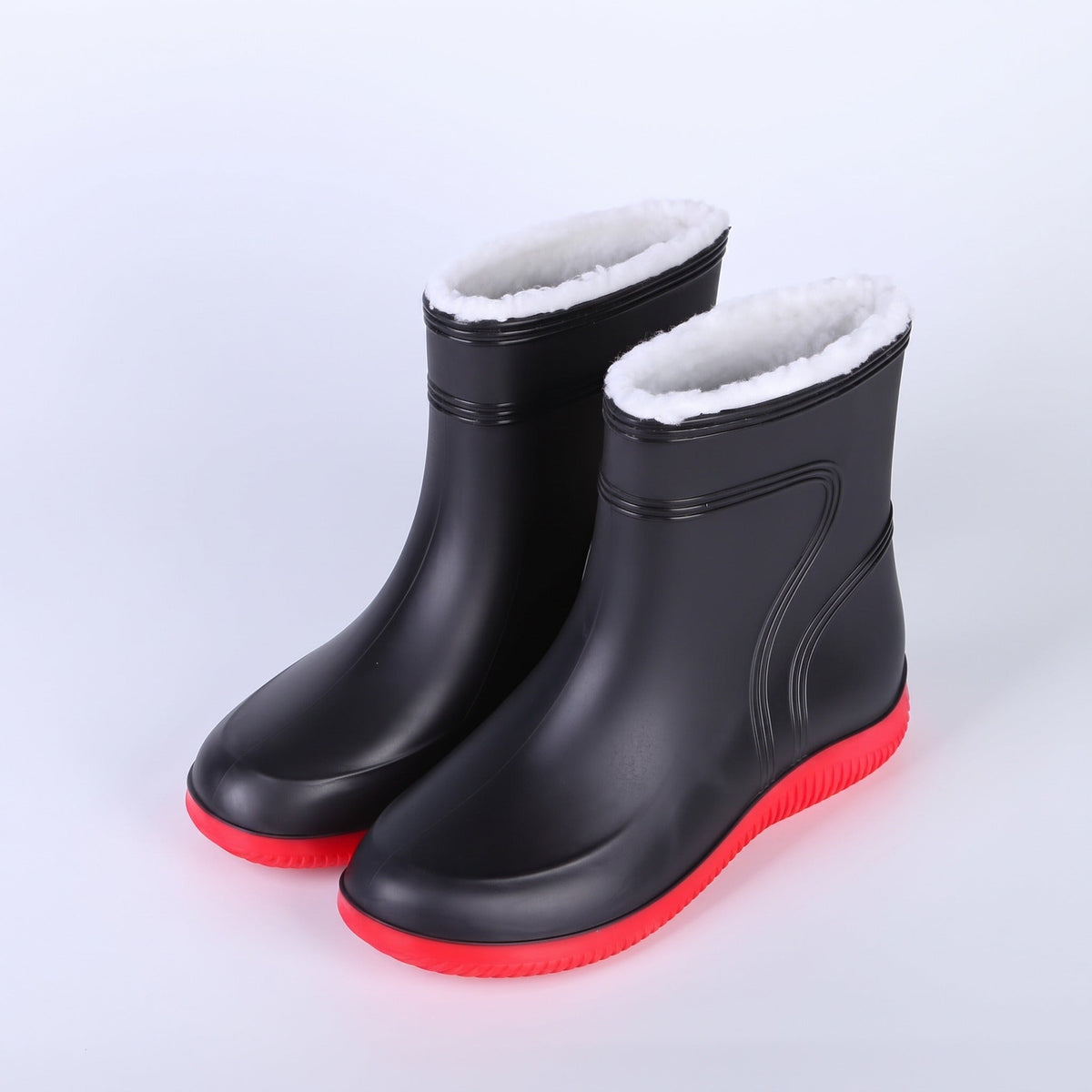 Schwarze Gummistiefel mit rotem Sohlenrand und weißem Plüschfutter, freigestellt | Chaps Herrenmode