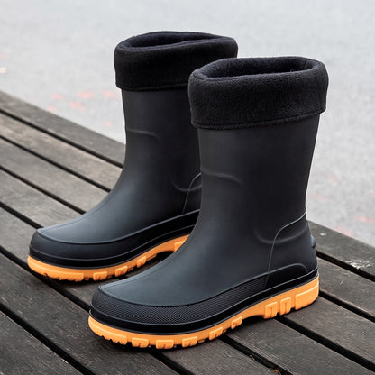 Schwarze Gummistiefel mit Fleecestulpe und oranger Sohle, freistehend fotografiert | Chaps Herrenmode