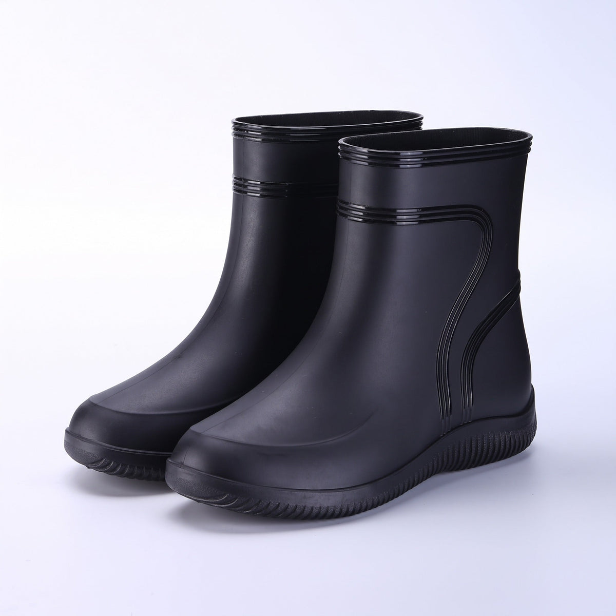Schwarze kurze Gummistiefel mit geripptem Schaft, freigestellt ohne Person | Chaps Herrenmode