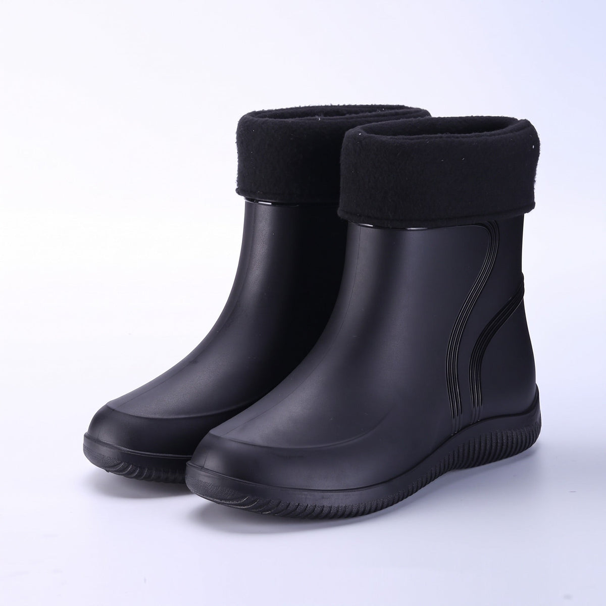 Schwarze kurze Gummistiefel mit Plüschstulpe, freigestellt ohne Person | Chaps Herrenmode
