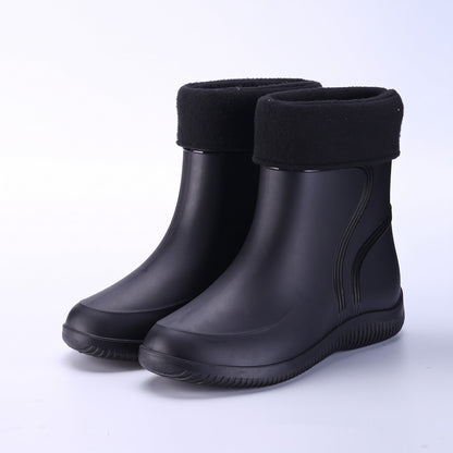 Schwarze kurze Gummistiefel mit Plüschstulpe, freigestellt ohne Person | Chaps Herrenmode