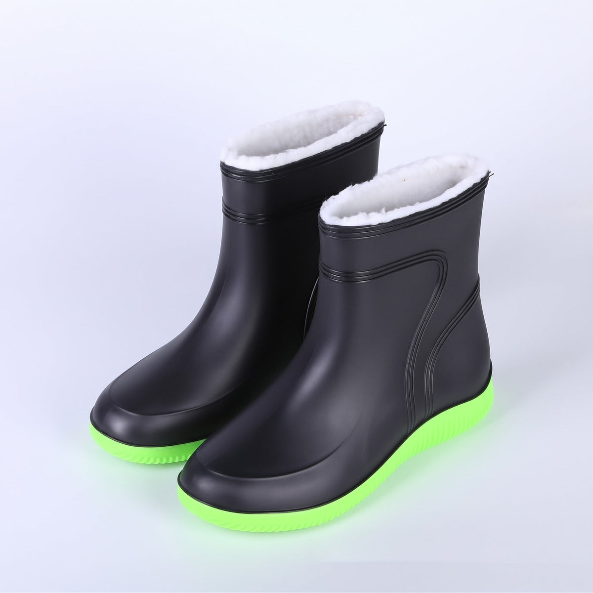 Schwarze Gummistiefel mit grüner Sohle und weißem Plüschfutter, freigestellt | Chaps Herrenmode