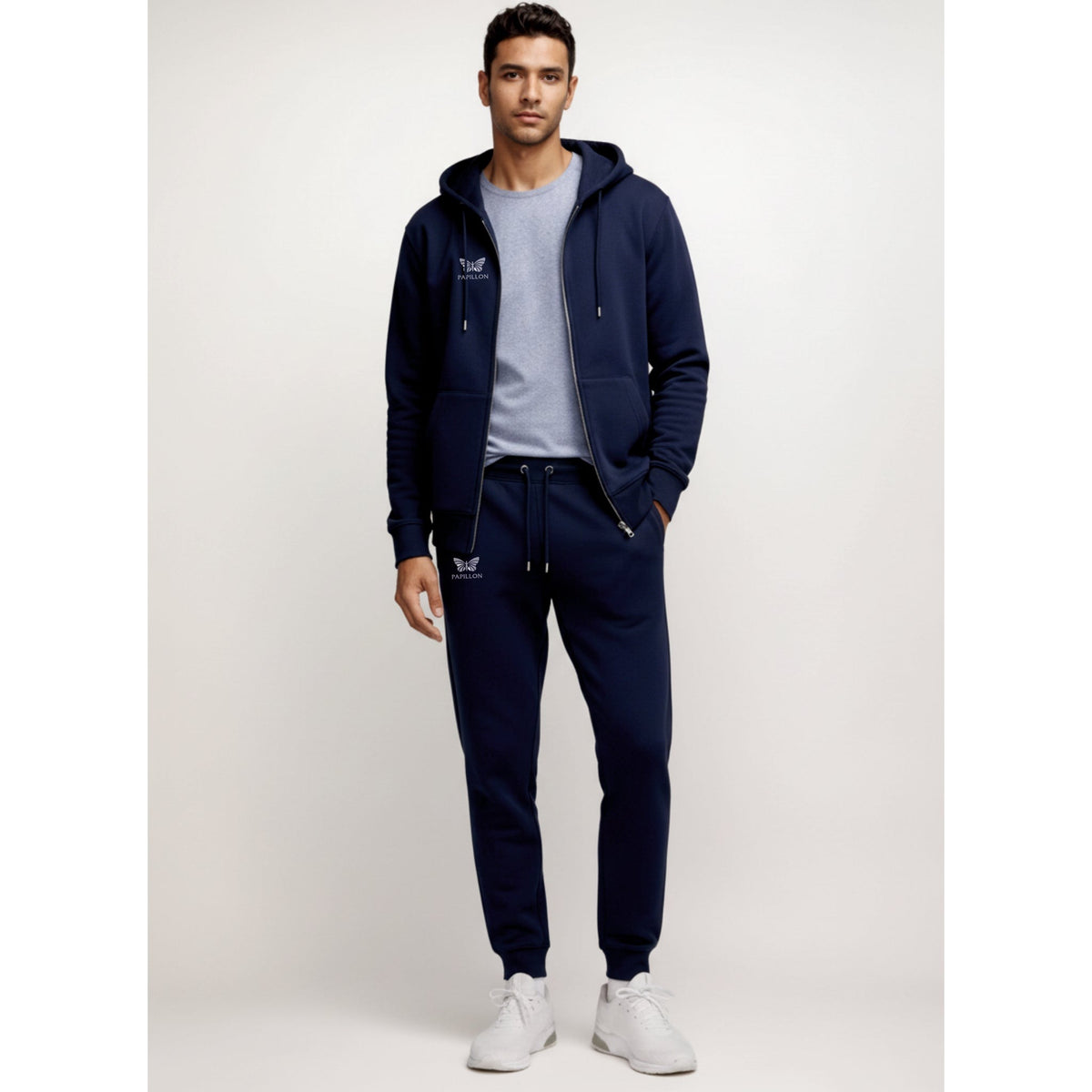 Mann in dunkelblauer Kapuzenjacke und Jogginghose, Vorderansicht | Chaps Herrenmode