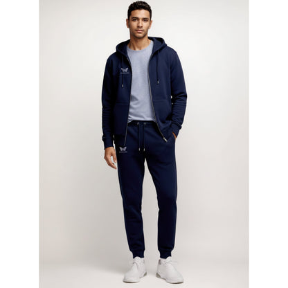 Mann in dunkelblauer Kapuzenjacke und Jogginghose, Vorderansicht | Chaps Herrenmode