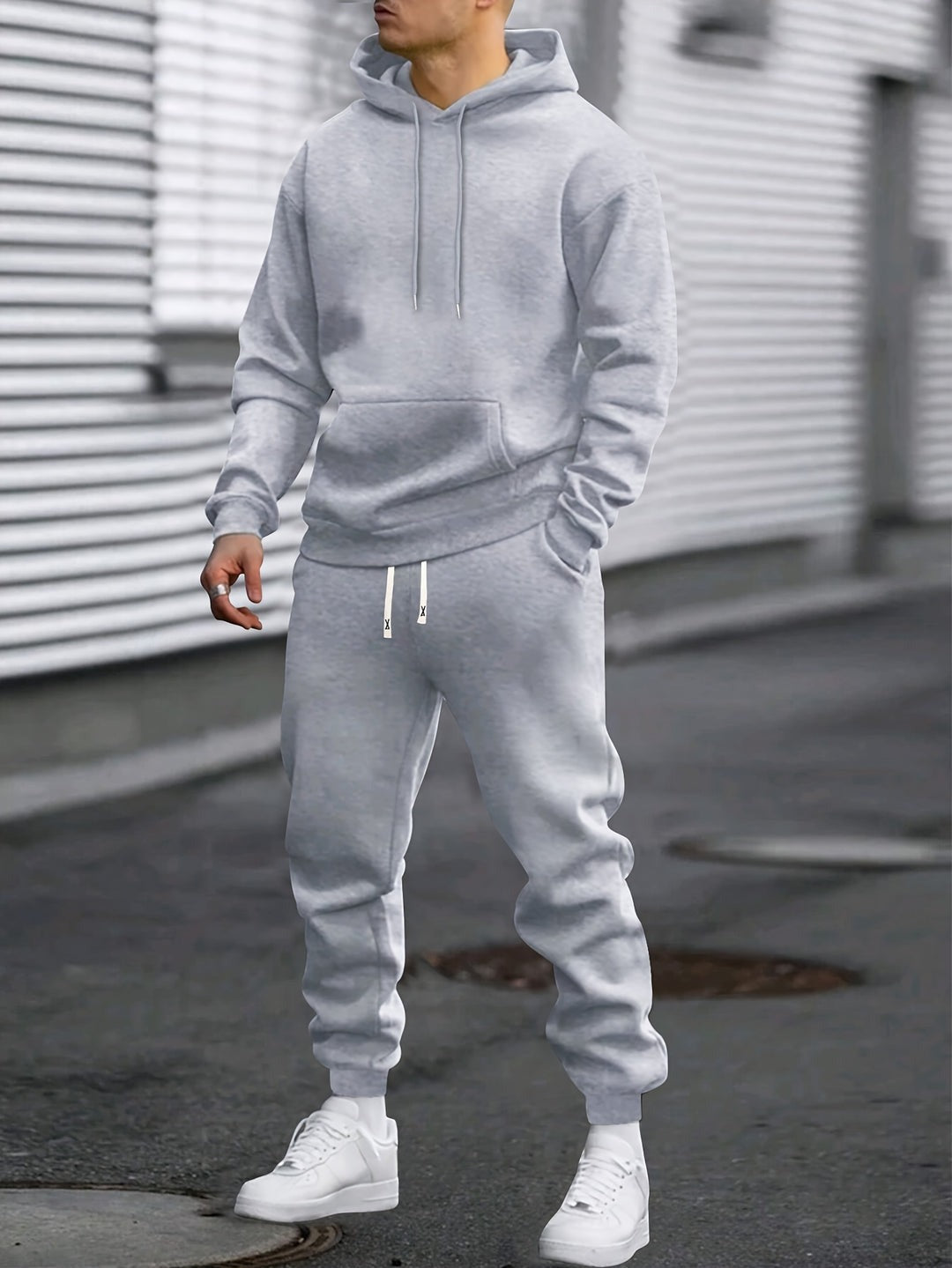 Mann in grauem Hoodie und passender Jogginghose auf der Straße | Chaps Herrenmode