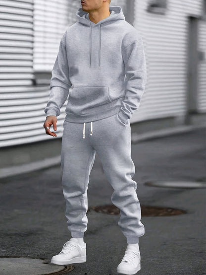 Mann in grauem Hoodie und passender Jogginghose auf der Straße | Chaps Herrenmode