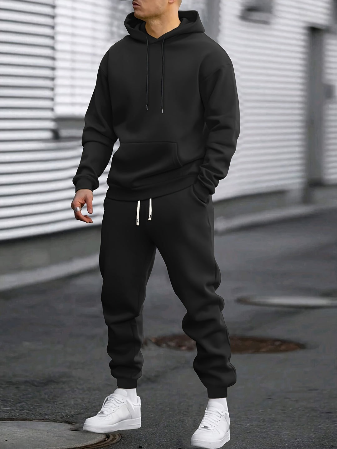 Mann in schwarzem Jogginganzug aus Hoodie und Jogginghose | Chaps Herrenmode