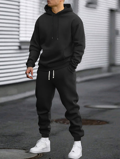 Mann in schwarzem Jogginganzug aus Hoodie und Jogginghose | Chaps Herrenmode