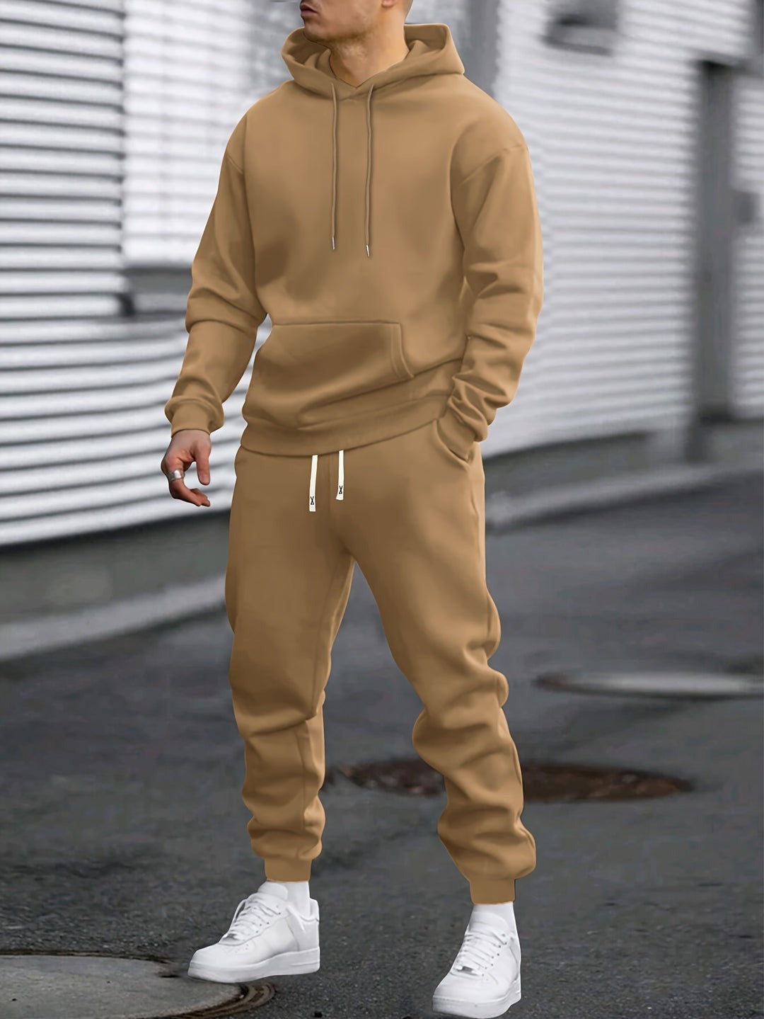 Mann in khakifarbenem Jogginganzug aus Hoodie und Jogginghose | Chaps Herrenmode